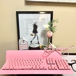 Razer Blackwidow V3 clicky keyboard with wrist rest.  Used less than 10 times.